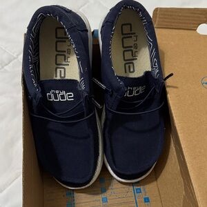 Hey Dude SHOES Wally Youth Sneakers Navy JUST LIKE NEW; worn once to church